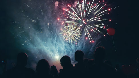 Wer das Silvester mit Hund verbringen will, sollte unbedingt darauf achten, dass der Hund nicht zuviel Stress hat.