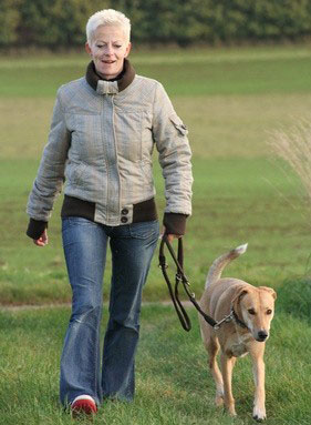 Auch der Gehorsam auf eine größere Distanz ist wichtig beim Hundesport Obedience.